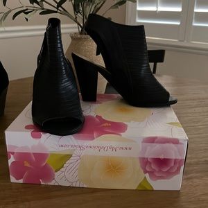 Women’s black wedges